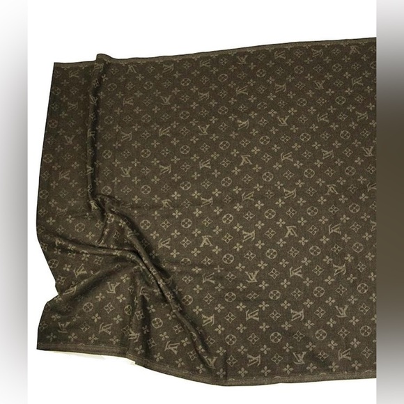 Louis Vuitton Monogram reversible Shawl. Pre own condition. - Picture 5 of 5